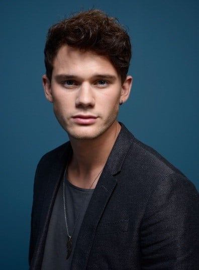 jeremy irvine net worth - Article 2